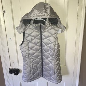 Puffer jacket with detachable hood